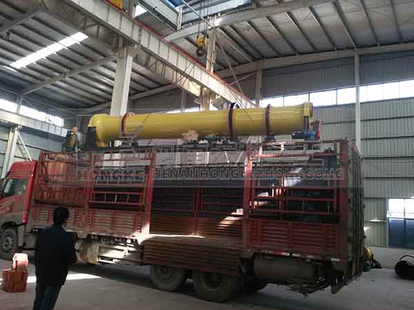 發(fā)往江蘇揚州的雞糞烘干機裝貨現(xiàn)場