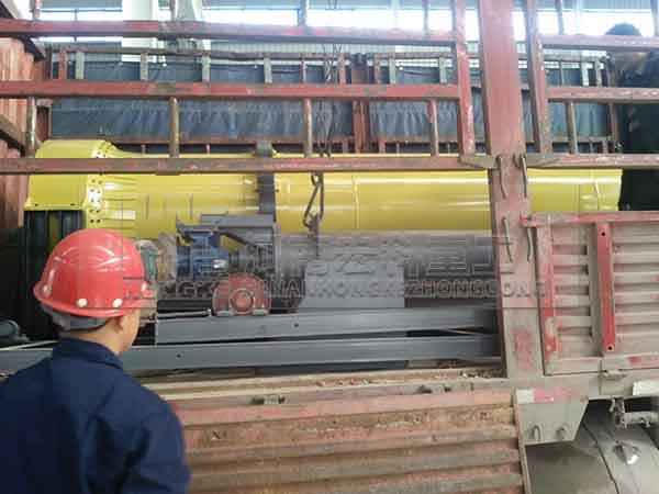 發(fā)往江蘇揚州的雞糞烘干機裝貨現(xiàn)場