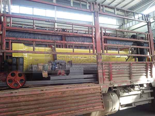 發(fā)往江蘇揚州的雞糞烘干機裝貨現(xiàn)場